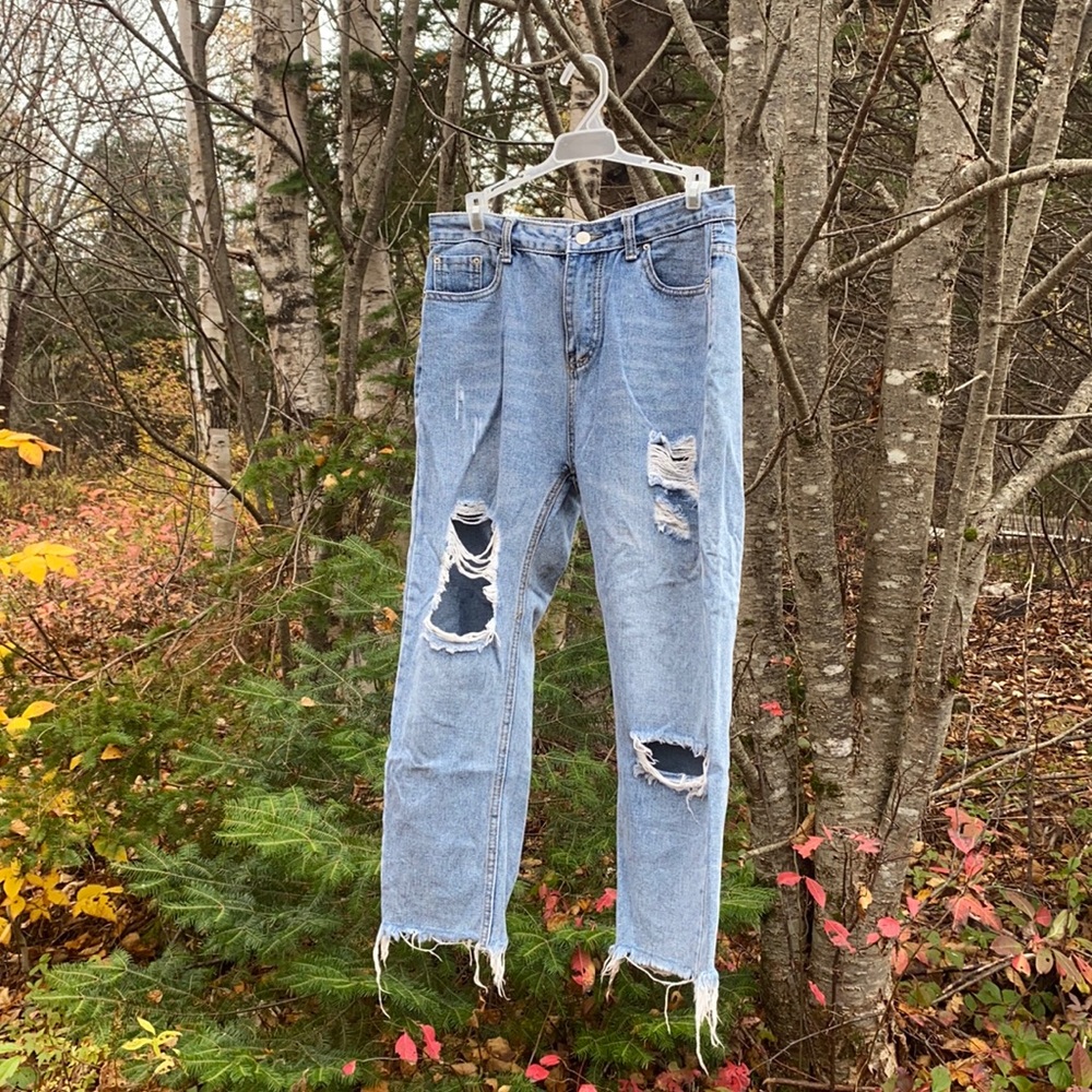 Women’s ripped ankle cut jeans